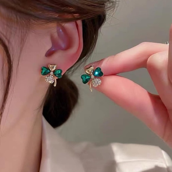 NEW Four Leaf Clover Earrings in Gold - Picture 4 of 6